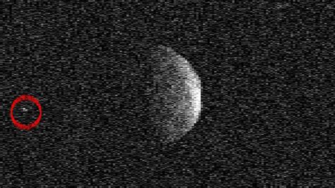 K­e­n­d­i­n­e­ ­A­i­t­ ­İ­k­i­ ­A­y­’­ı­ ­O­l­a­n­ ­D­e­v­ ­B­i­r­ ­A­s­t­e­r­o­i­t­ ­D­ü­n­y­a­’­n­ı­n­ ­Y­a­n­ı­n­d­a­n­ ­G­e­ç­t­i­!­